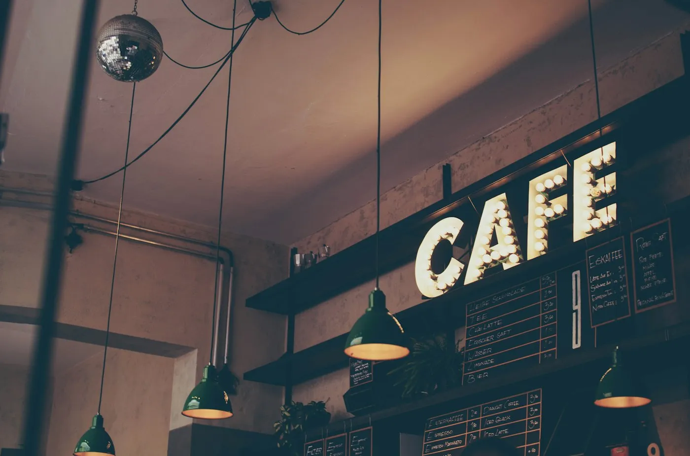 カフェの店内に灯るCAFEのサイン